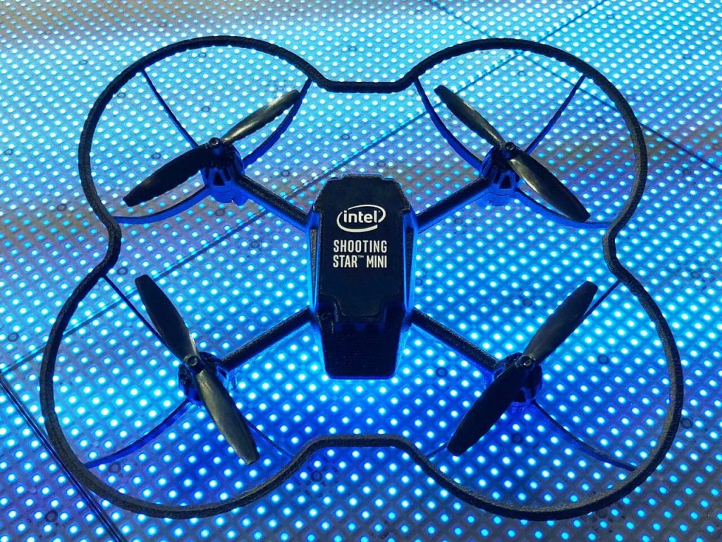 NP: CES2018 - Intel establece un nuevo record Guinness al hacer volar 100 mini drones Intel Shooting Star en interiores