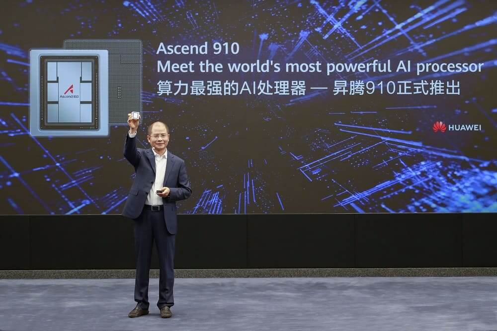 Eric Xu, Presidente Rotativo de Huawei, durante el anuncio del lanzamiento del procesador de IA Ascend 910 y la plataforma de computación de IA MindSpore(1)(1)