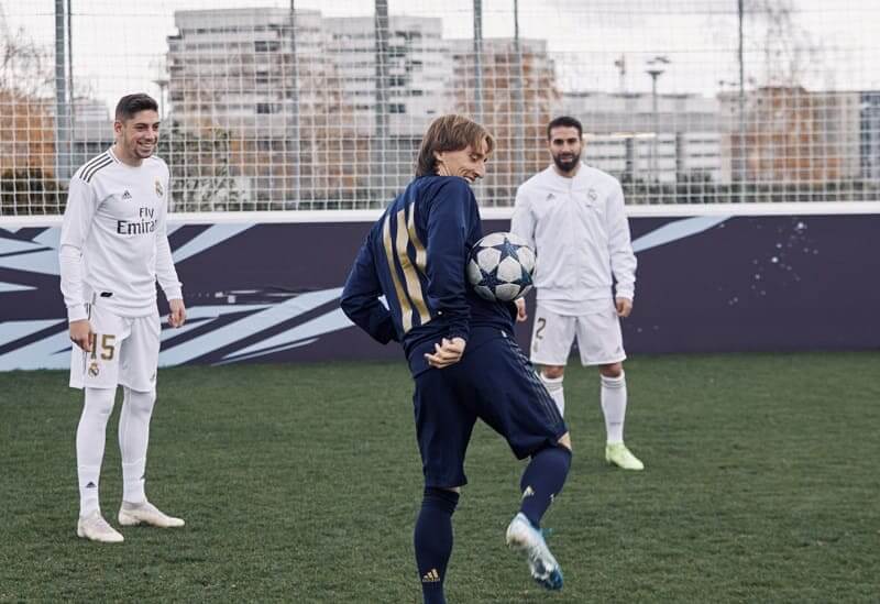 NP: Carvajal, Módric, Vinicius y Valverde rememoran con sus compañeros del Real Madrid C. F. sus inicios en el fútbol callejero mientras entrenan en el campo de VOLTA, inspirado en el videojuego FIFA 20