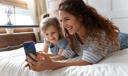 NP: WIKO View4, el smartphone con diseño y batería de alto rendimiento para madres non stop