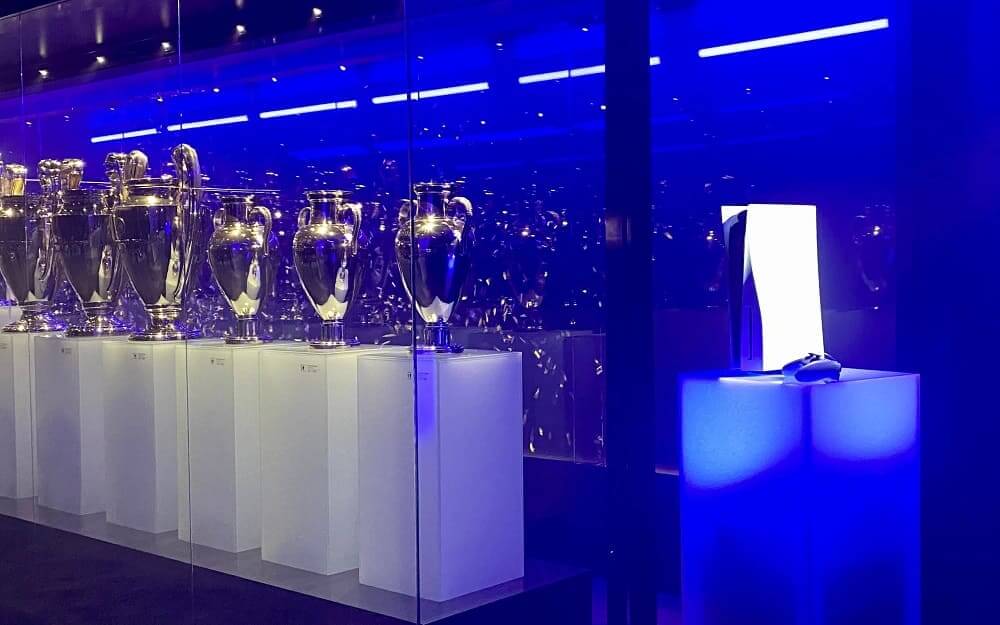 El Real Madrid C. F. da la bienvenida a PlayStation 5 en su sala de trofeos