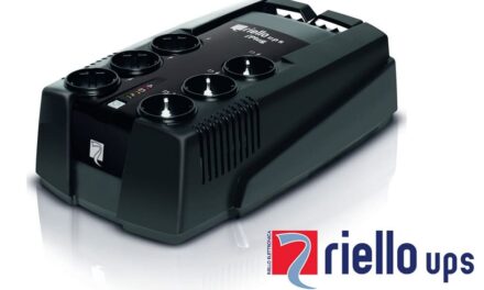 La gama de SAIs iPlug de Riello UPS protege los equipos domésticos