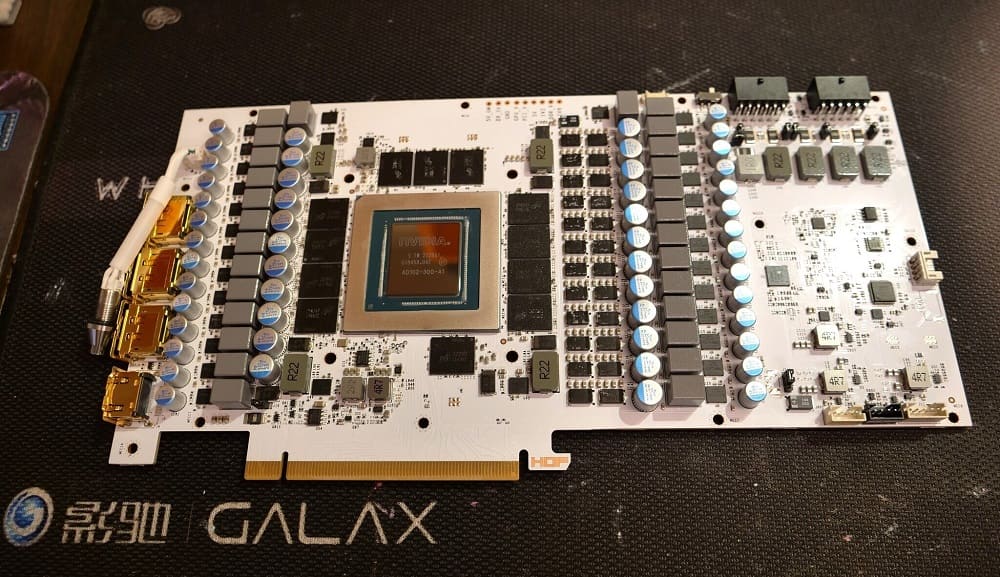 Imágenes del PCB de la GALAX GeForce RTX 4090 HOF muestra dos conectores de alimentación de 16 pines