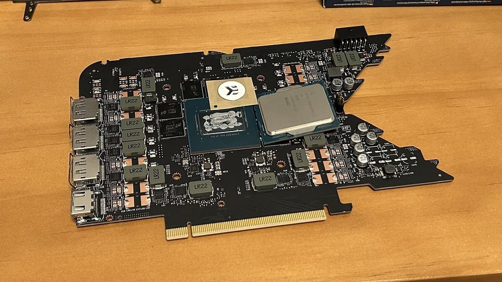 El PCB de la NVIDIA GeForce RTX 4080 Founders Edition muestra el silicio AD103