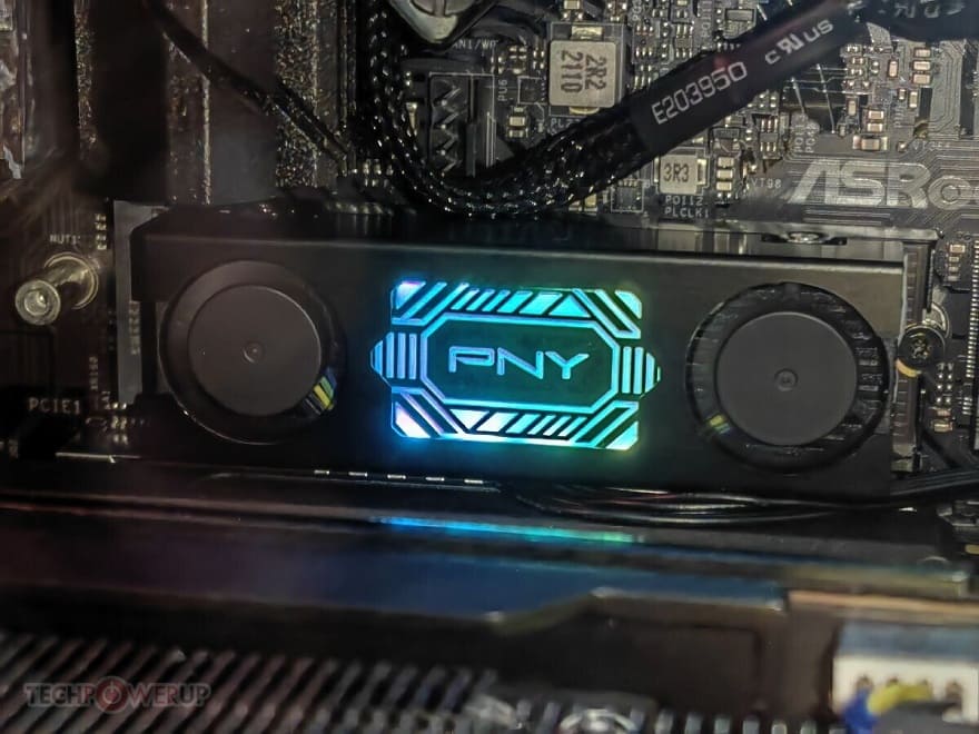 PNY muestra un disipador M.2 SSD con dos ventiladores e iluminación RGB