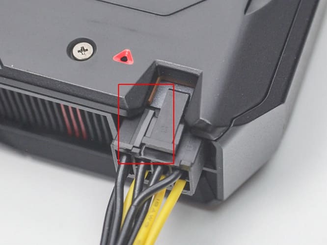 Es posible que ciertos cables de alimentación de 6+2 pines no encajen por completo en la tarjeta de referencia Radeon RX 7600