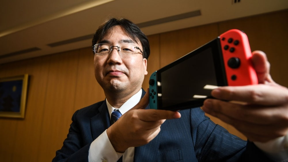 Foto de Shuntaro Furukawa sosteniendo una Nintendo Switch