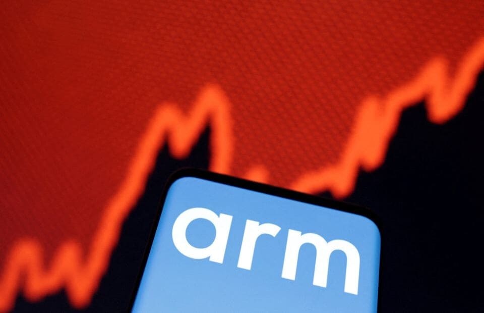Un informe apunta a que Intel está considerando invertir en la próxima OPV de ARM