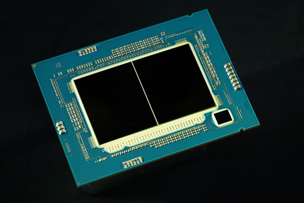 Avistados los procesadores Intel Xeon "Emerald Rapids" 8592+ y 8558U con configuraciones de 64 y 48 núcleos