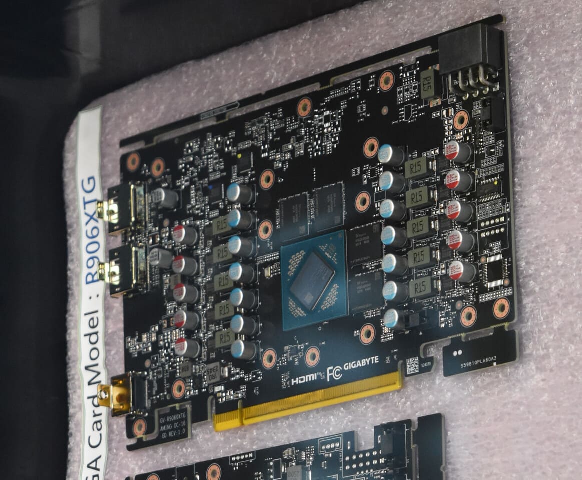 Filtrada la primera imagen real de la Radeon RX 9060 XT: RDNA 4 al descubierto en una fábrica de Gigabyte Filtrada la primera imagen real de la Radeon RX 9060 XT: RDNA 4 al descubierto en una fábrica de Gigabyte