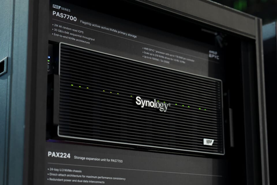 Synology presenta el PAS7700: almacenamiento flash NVMe activo-activo con 2 millones de IOPS y hasta 1,65 PB Synology presenta el PAS7700: almacenamiento flash NVMe activo-activo con 2 millones de IOPS y hasta 1,65 PB