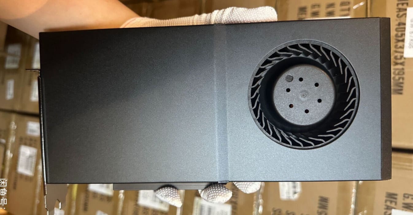 Descubren modelos ‘clónicos’ de la RTX 5090 32 GB con refrigeración tipo blower