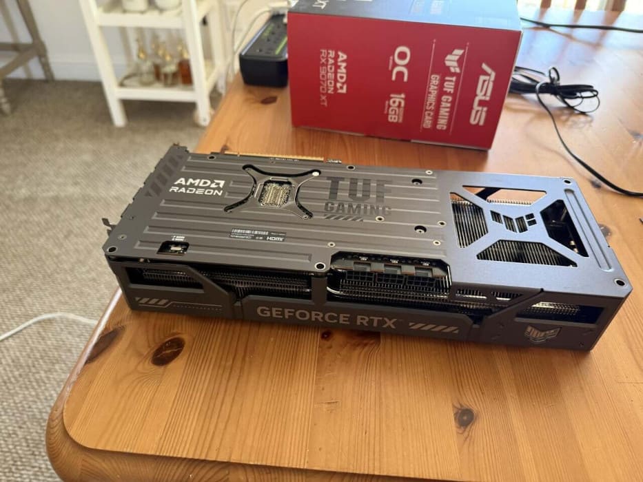 Un usuario recibe una GPU ASUS con mezcla de marcas: Radeon RX 9070 XT con carcasa GeForce RTX