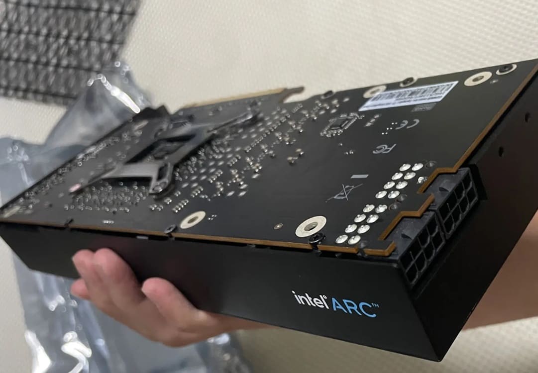 Aparece un prototipo de la Intel Arc A750 con 16 GB de VRAM y supuesto bus de 512 bits