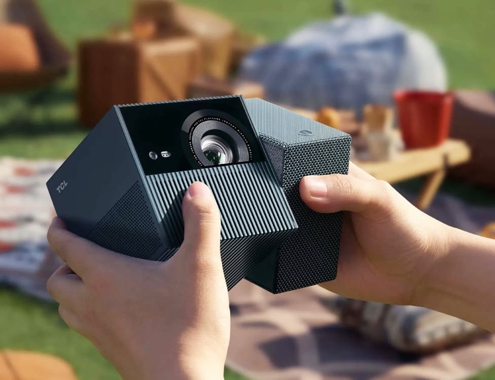TCL lanza el PlayCube: proyector portátil 1080p con Google TV y 3 h de batería