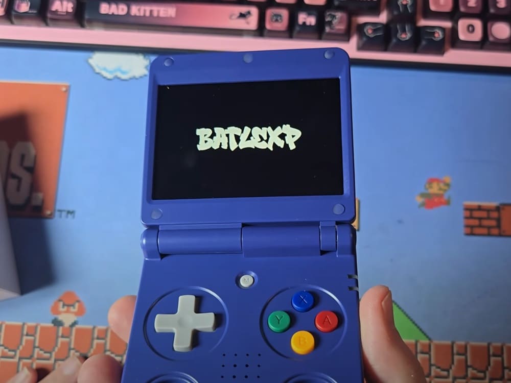 BatleXP lanza la Flip, una portátil retro casi idéntica a la Anbernic RG34XX SP