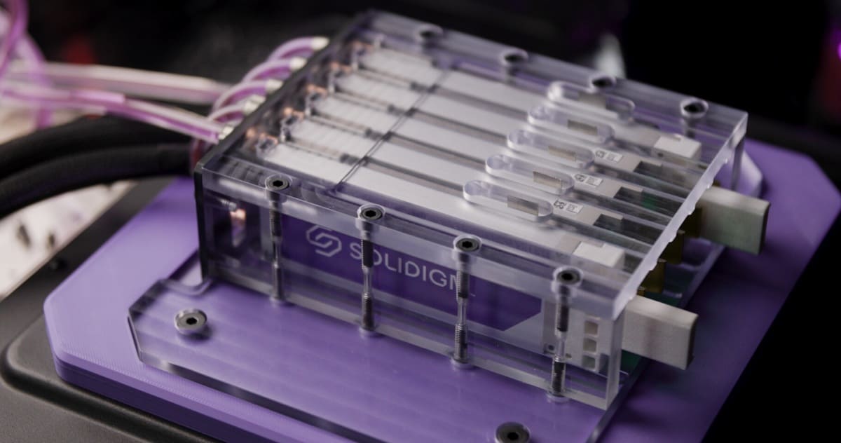 Solidigm presenta el primer SSD empresarial con refrigeración líquida directa para servidores fanless