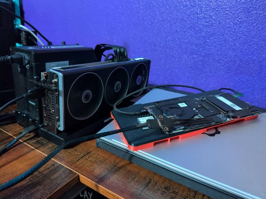 Un usuario crea una consola modular con una placa Framework y una Radeon RX 7900 XTX
