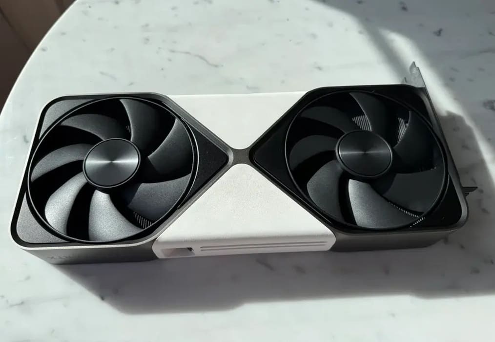 Un usuario crea una RTX 5080 Founders Edition blanca y engaña a medio Internet