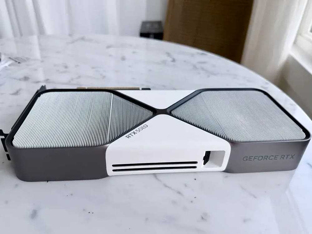 Un usuario crea una RTX 5080 Founders Edition blanca y engaña a medio Internet