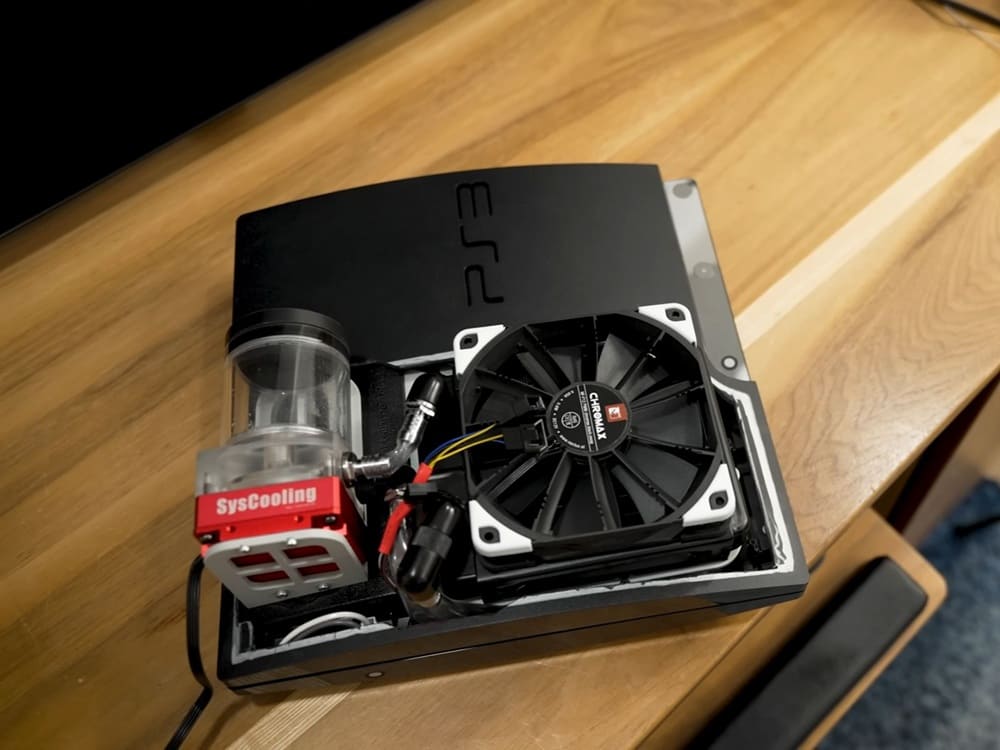 YouTuber transforma una PlayStation 3 en una consola refrigerada por agua con overclock estable
