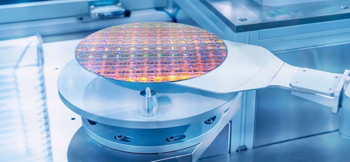 Japón refuerza su producción de materiales para litografía EUV con nuevas plantas de TOK, Adeka y JSR