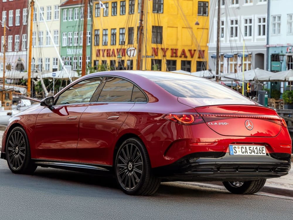 Mercedes CLA 2026: sedán eléctrico de 374 millas EPA y carga a 320 kW