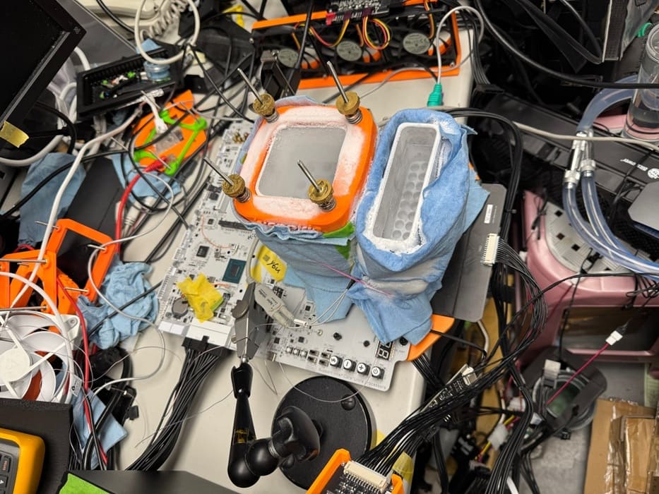 Gigabyte bate un nuevo récord mundial: DDR5 supera los 13.000 MT/s con la Z890 AORUS Tachyon ICE