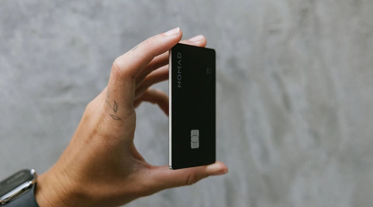 Nomad Tracking Card Pro: rastreador del tamaño de una tarjeta con carga inalámbrica y 16 meses de autonomía