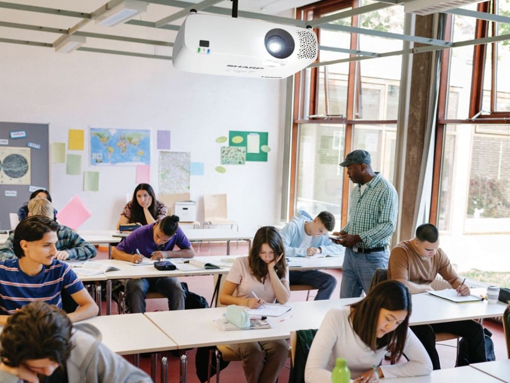 Sharp XP-E501U: proyector láser WUXGA de 5.000 lúmenes para aulas y salas profesionales