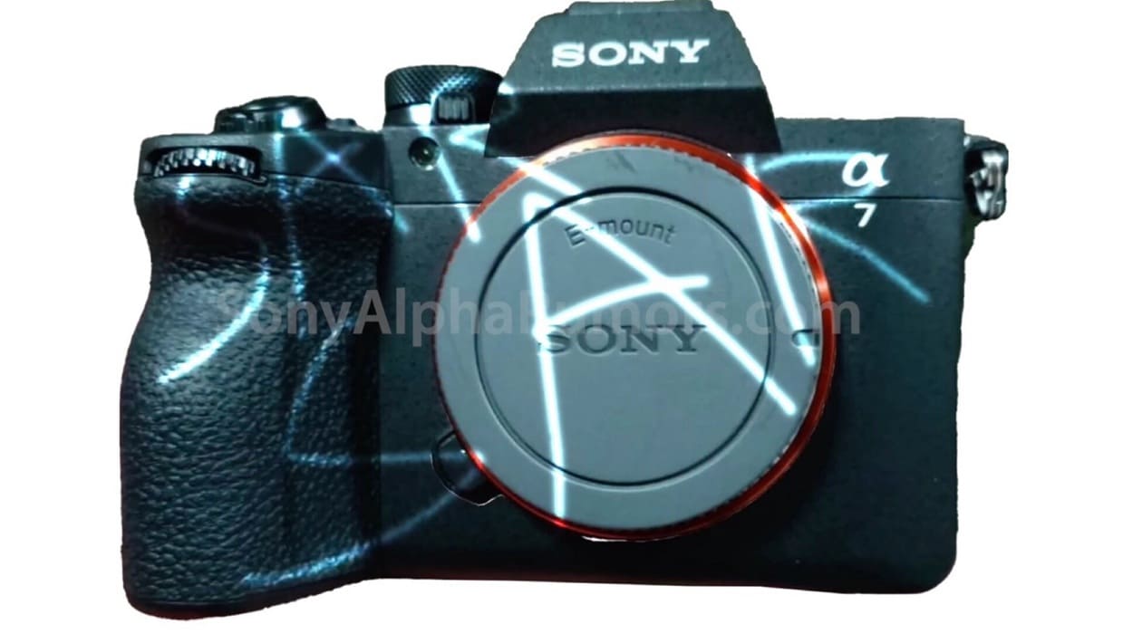 La Sony A7 V podría presentarse el 2 de diciembre con sensor apilado parcial de 33 MP
