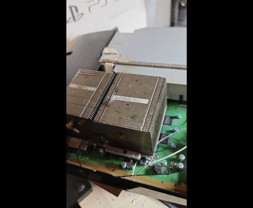 PS3 Slim Pro: un impresionante mod artesanal mejora refrigeración y ruido de la consola original