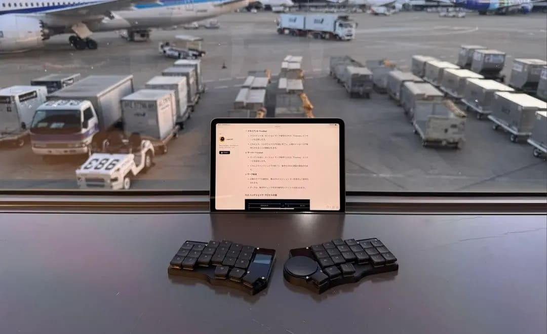 Toucan: el teclado mecánico ergonómico y modular con touchpad y pantalla integrada