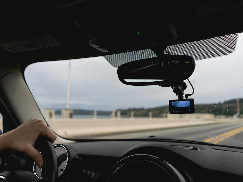 A-car-with-a-dashcam-Image-source-Nicole-Logan-Unsplash portada (1)