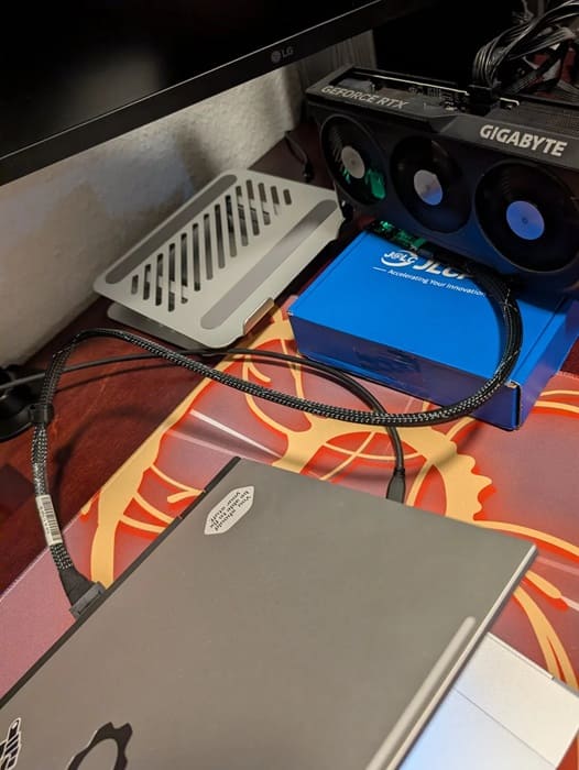 OCuLink X8 supera a Thunderbolt 5 en eGPU con un módulo para el Framework Laptop 16