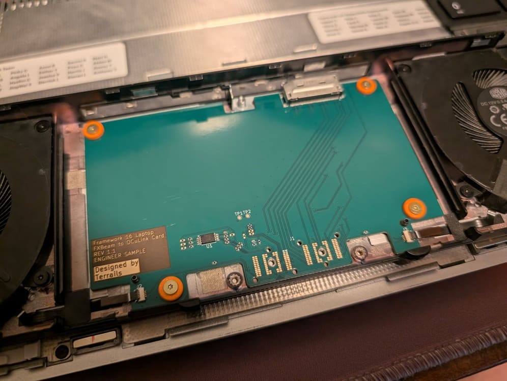 OCuLink X8 supera a Thunderbolt 5 en eGPU con un módulo para el Framework Laptop 16