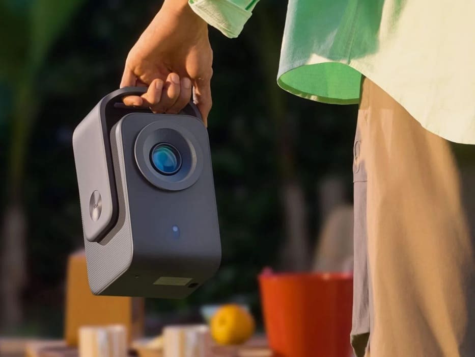 TCL lanza en Reino Unido el proyector portátil C1 con Google TV y batería integrada