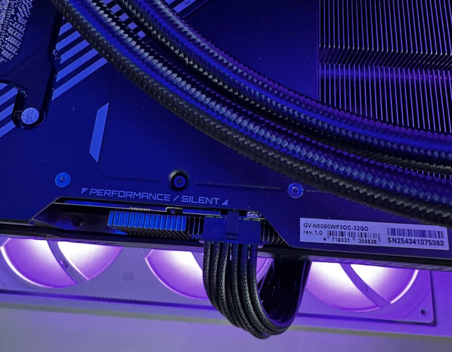 Usuarios alertan: el conector 12V-2×6 de MSI podría aflojarse con el tiempo y causar inestabilidad en RTX 5080