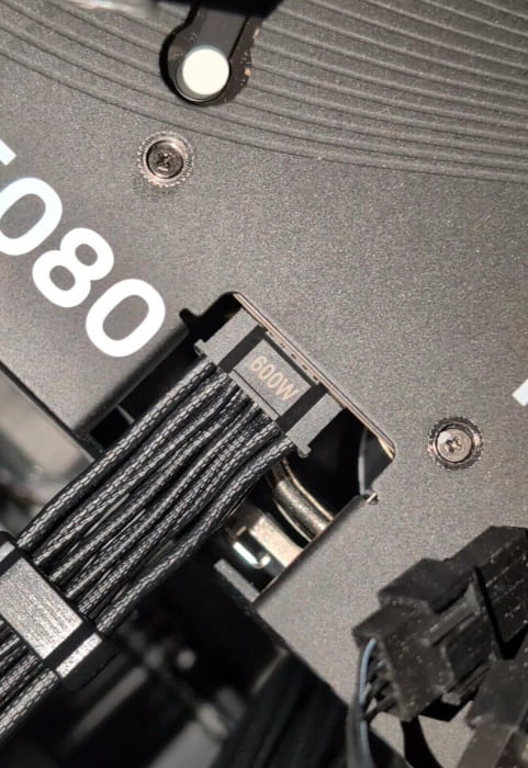 Usuarios alertan: el conector 12V-2×6 de MSI podría aflojarse con el tiempo y causar inestabilidad en RTX 5080