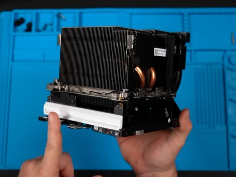 Steam-Machine-Internals-Showing-Huge-Aluminum-Copper-Heatsink-IO-and-PSU-unit-Image-Source-ETA-Prime-YouTube captura (1)