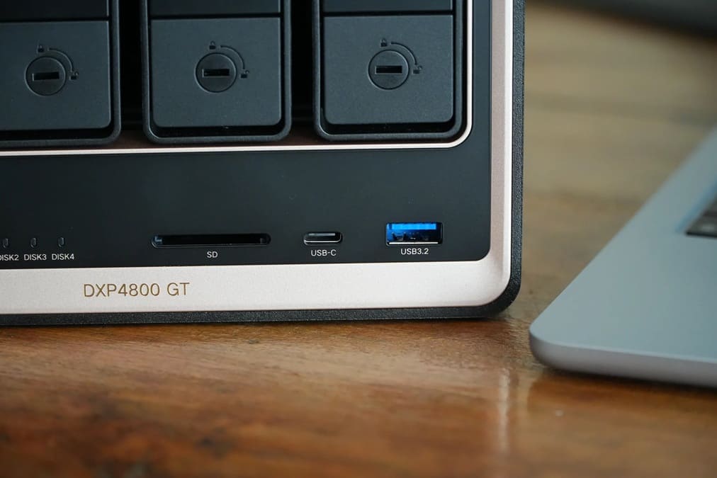 UGREEN NASync DXP4800 GT llega con Ryzen Embedded, doble 10 GbE y soporte para SSD U.2