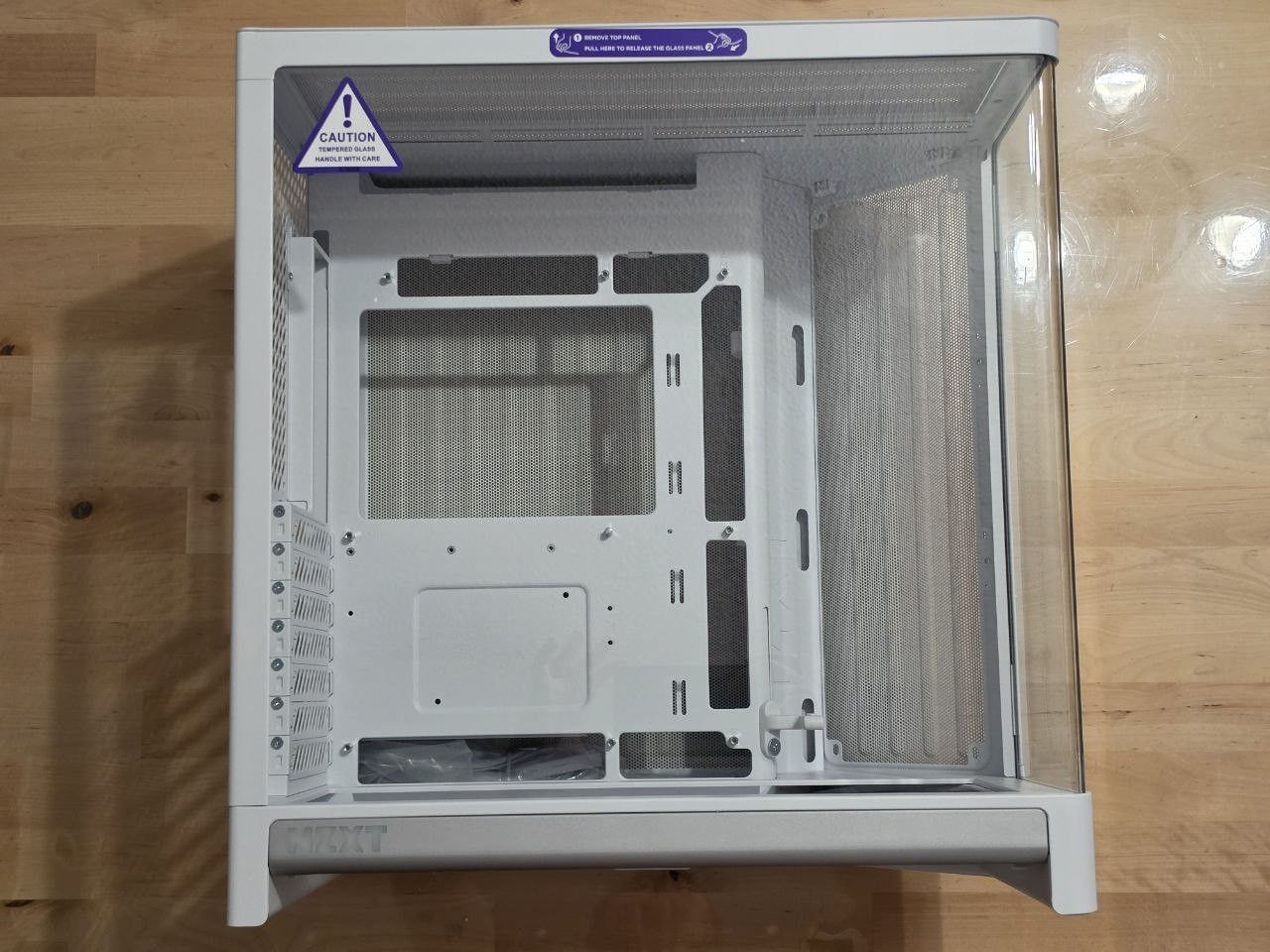 Análisis NZXT H6 (2026): Cristal panorámico curvo y flujo de aire de doble cámara
