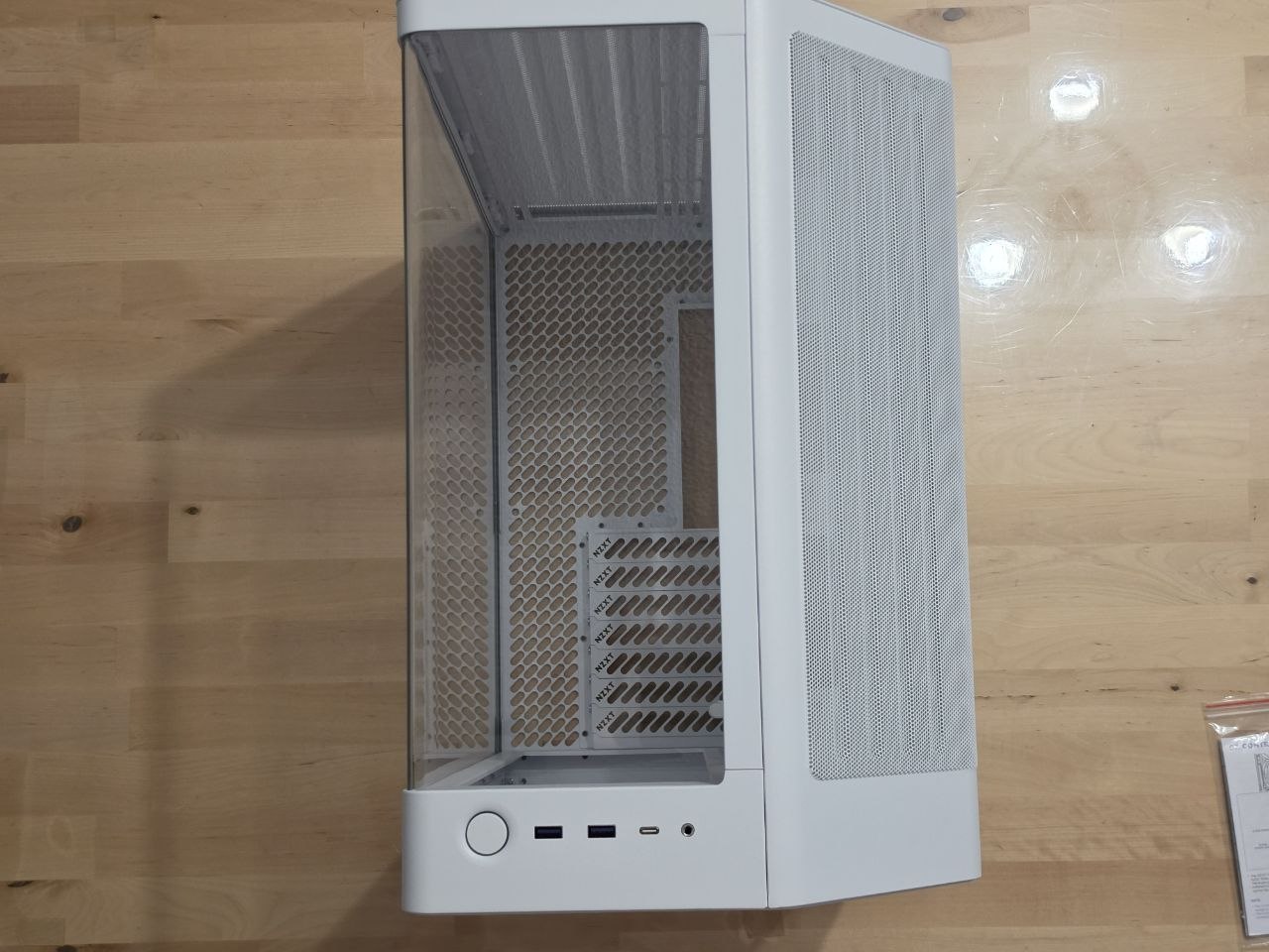 Análisis NZXT H6 (2026): Cristal panorámico curvo y flujo de aire de doble cámara