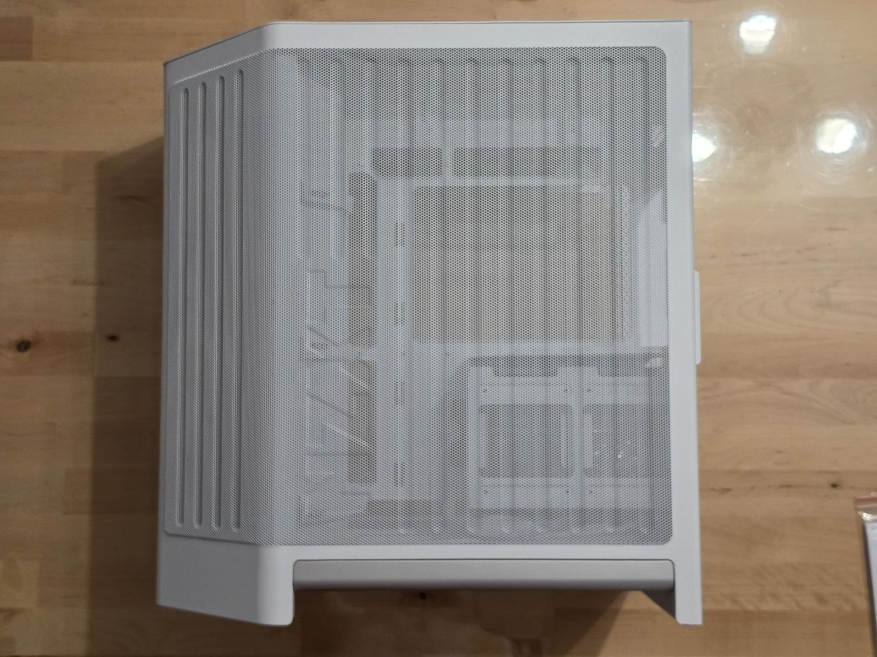 Análisis NZXT H6 (2026): Cristal panorámico curvo y flujo de aire de doble cámara
