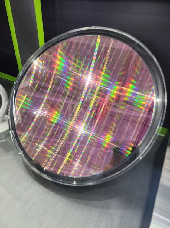 Samsung muestra HBM5 con HPB en Computex para mejorar la disipación térmica en memoria de IA