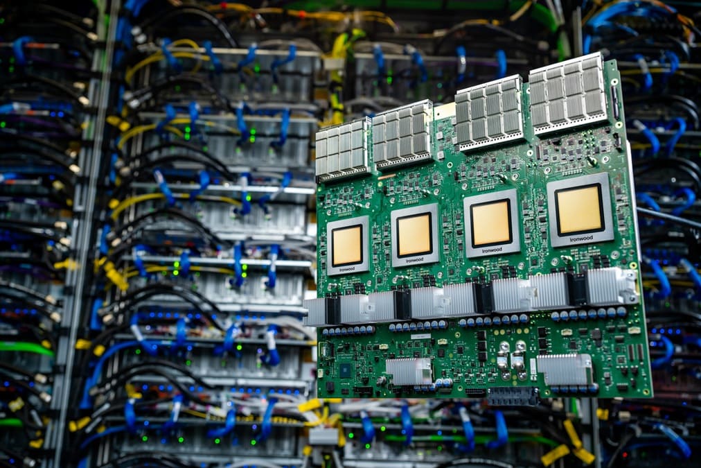 google-tpu-engines-Ironwood-board-with-rack portada