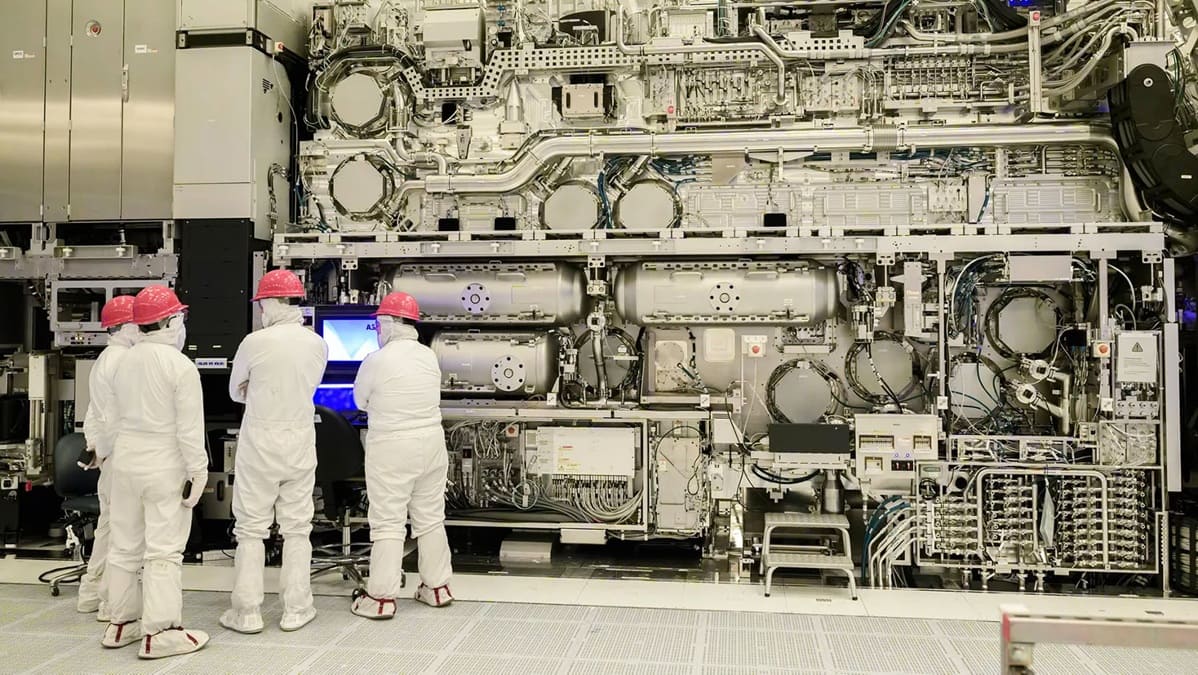 Intel supera el millón de obleas con High NA EUV y ya la usa en Panther Lake