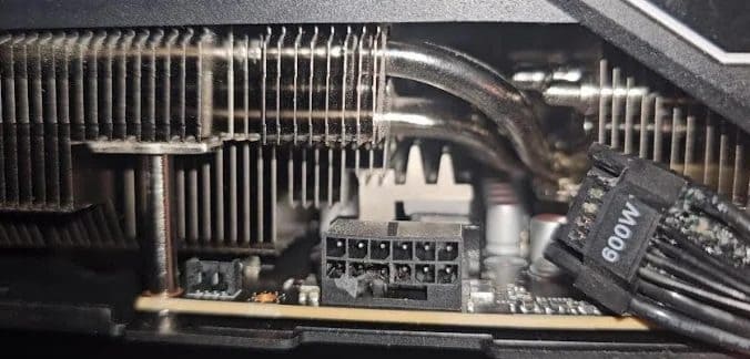 Una RTX 5090 termina con un agujero en el conector de 16 pines tras jugar a Crypt of the NecroDancer