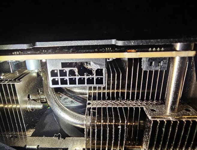 Una RTX 5090 termina con un agujero en el conector de 16 pines tras jugar a Crypt of the NecroDancer