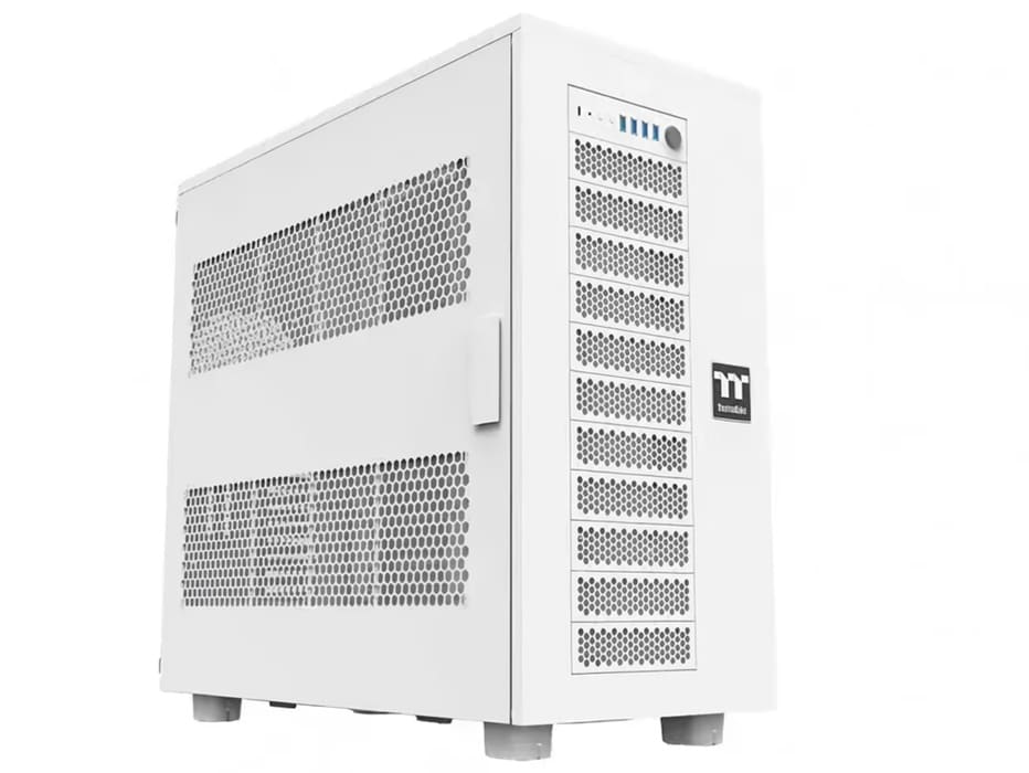 Thermaltake AX700 admite hasta 18 unidades y radiadores de 560 mm en una torre de 24,4 kg